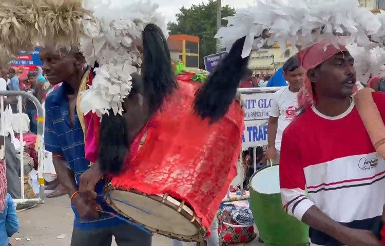 প্রতিবছর এই উৎসবের সময় ঢাকিরা তাদের পরিবার নিয়ে আসেন এবং ঢাকের তারস্বরে সুর করে উৎসবের উন্মাদনা বাড়িয়ে দেন।