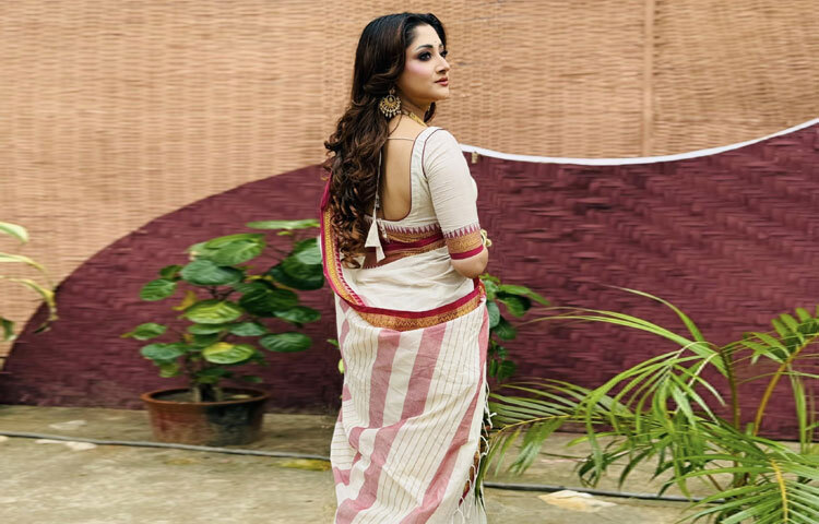 খোলা চুল, ম্যাচিং লিপ কালার আর স্বাভাবিক ভ্রূর টান-সব মিলিয়ে পূজা চেরীর লুক ছিল চোখে পড়ার মতো। আজকের সময়ে যেখানে তারকারা প্রায়ই চমকপ্রদ সাজে হাজির হন, সেখানে এই মিনিমাল লুক দর্শকদের মনে এক ভিন্নরকম আবেদন তৈরি করেছে। এটি একদিকে যেমন সহজ-সরল, অন্যদিকে তেমনি আভিজাত্যে ভরা।