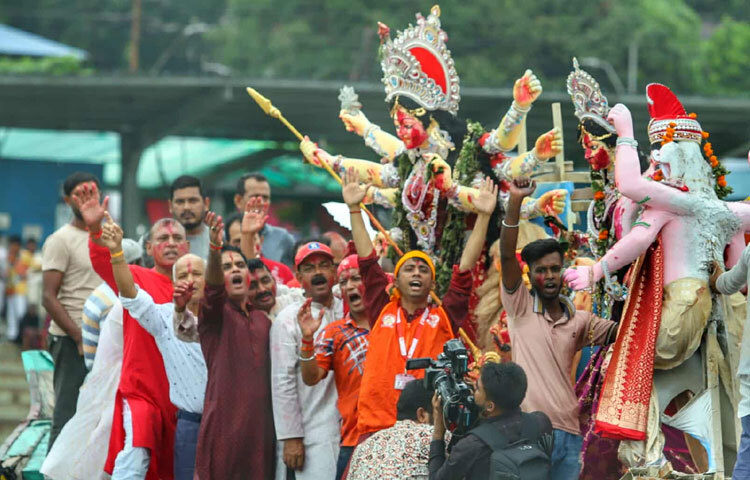 বিসর্জনের আনুষ্ঠানিকতা শেষ হলেও ভক্তদের পদচারণায় মুখর থাকে পুরো সদরঘাট এলাকা। আলো ঝলমলে দৃশ্যের সঙ্গে ঢাকঢোলের তালে বিদায়ের এই আয়োজনে যুক্ত হয় অনন্য আবহ।