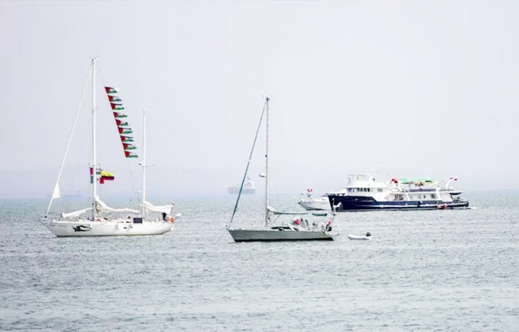 যুদ্ধবিধ্বস্ত গাজার উদ্দেশে যাত্রা করা মানবিক সহায়তা বহনকারী গ্লোবাল সুমুদ ফ্লোটিলার শেষ নৌযানটিও ইসরায়েলি বাহিনী দখলে নিয়েছে। স্থানীয় সময় শুক্রবার (৩ সেপ্টেম্বর) সকালের দিকে লাইভস্ট্রিম ভিডিওতে দেখা যায়, ইসরায়েলি কমান্ডোরা নৌযানটিতে প্রবেশ করে নিয়ন্ত্রণ নেয়। ফাইল ছবি: এপি, ইউএনবি