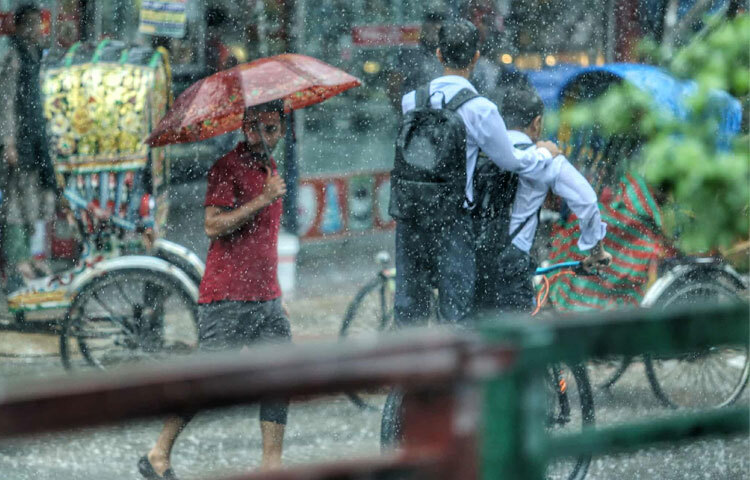 শহরের একপাশে যেমন ছাতার নিচে দাঁড়িয়ে অফিসগামীদের তাড়া, অন্যপাশে তেমনি ছাদের ওপর দাঁড়িয়ে কিছু তরুণ-তরুণী বৃষ্টিতে গান গাইছে, হাসছে, ছবি তুলছে।