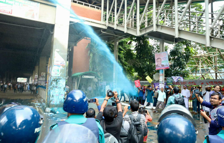 দুপুর সোয়া ২টার দিকেও পুলিশ সড়ক থেকে শিক্ষকদের সরিয়ে দেওয়ার চেষ্টা করছে।