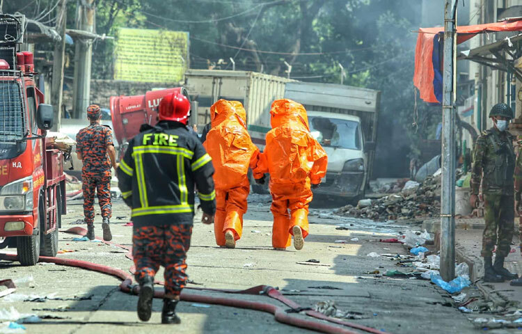 আগুন নেভানোর কাজটা একেবারে সময়ের সঙ্গে যুদ্ধের মতো। কেমিক্যাল আগুনের ক্ষেত্রে সাধারণ পানি ব্যবহার করা যায় না; এতে আগুন আরও ছড়িয়ে পড়তে পারে। তাই ফায়ার সার্ভিসকে ব্যবহার করতে হয় বিশেষ ফোম ও রাসায়নিক পদার্থ। প্রতিটি পদক্ষেপ নিতে হয় সাবধানতার সঙ্গে, কারণ সামান্য ভুলও হতে পারে প্রাণঘাতী।