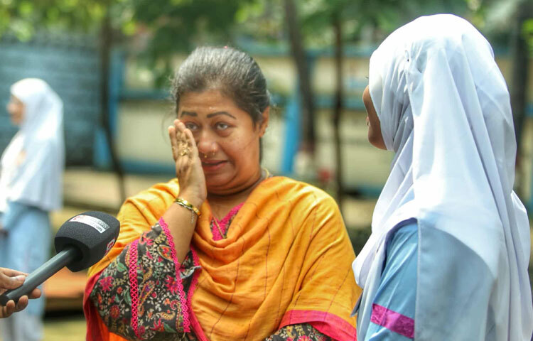 কেউ হয়তো স্বপ্ন দেখছে বড় কোনো বিশ্ববিদ্যালয়ে পড়ার, কেউ ভাবছে কীভাবে আরও এগিয়ে যাবে জীবনের পরবর্তী ধাপে। কিন্তু আজকের দিনটা শুধু উদযাপনের-স্বপ্ন, শ্রম আর সাফল্যের মিষ্টি মেলবন্ধনের দিন।