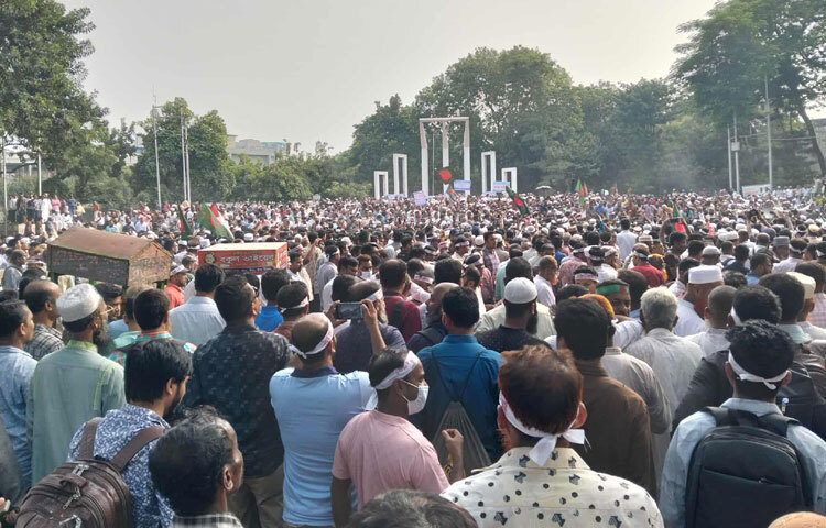 আন্দোলনরত এমপিওভুক্ত শিক্ষকদের উপস্থিতিতে জনস্রোতে পরিণত হয়েছে কেন্দ্রীয় শহীদ মিনার। ছবি: অভিজিৎ রায়