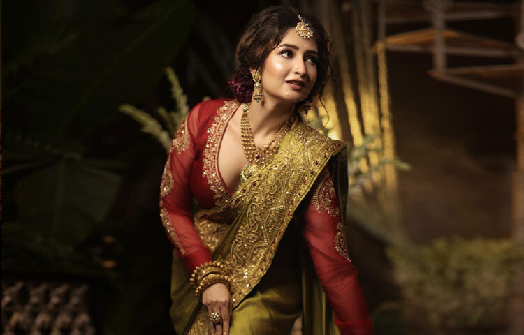 নিয়মিতই ভক্তদের জন্য শেয়ার করেন ফ্যাশনেবল ও স্টাইলিশ সব ছবি।