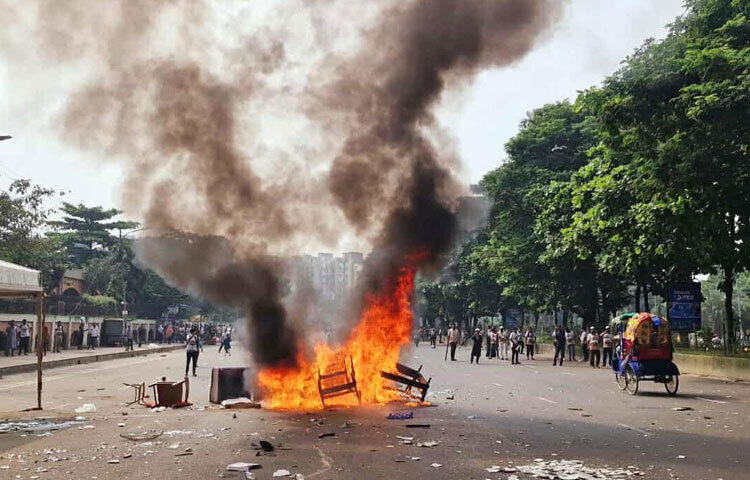 এছাড়া সংসদ ভবনের সামনে এমপি হোস্টেলের সামনে সড়কে আগুন জ্বালিয়ে বিক্ষোভ করছেন আন্দোলনকারী।