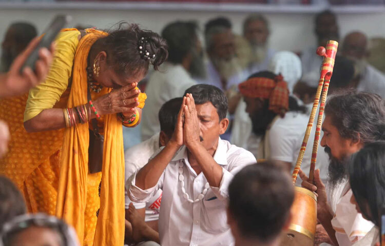 কারও হাতে দোতারার সুর, কেউ আবার নিঃশব্দে বসে আছে মাজারের সামনে, চোখে গভীর শান্তি। বাতাসে ভেসে বেড়ায়, ‘মানুষ ভজলে সোনার মানুষ হবি’-এই চিরন্তন বাণীর প্রতিধ্বনি।