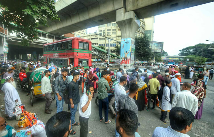 দুর্ঘটনার পর মেট্রোরেলের প্ল্যাটফর্মগুলোতে যাত্রীদের চাপ বেড়ে যাওয়ায় স্থানীয় প্রশাসন এবং পুলিশ তৎপর। বিশেষ করে শাহবাগ ও কাওরানবাজার এলাকা কন্ট্রোল রুম থেকে তদারকি করা হচ্ছে।