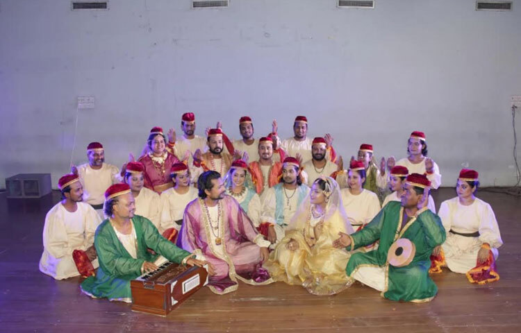 নাটকটির উদ্বোধনী মঞ্চায়নের মাধ্যমে দর্শকরা নতুনভাবে ফিরে পাবেন শৈশবের পরিচিত এক কল্পকাহিনির রূপ, যেখানে রোমাঞ্চ, বুদ্ধিমত্তা, ন্যায়বোধ ও মানবিকতার মিশ্রণে ফুটে উঠবে এক চিরন্তন গল্পের আধুনিক মঞ্চরূপ।