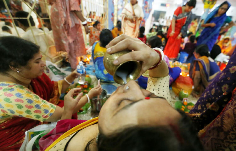 রাখের উপবাসের অর্থ শুধু না খাওয়া নয়, এ এক আত্মসংযমের সাধনা। ভক্তরা বিশ্বাস করেন, শরীরের ক্ষুধা দমন করে আত্মাকে পরিশুদ্ধ করলে ঈশ্বরের সান্নিধ্য পাওয়া যায় সহজে। তাই সকাল থেকে সন্ধ্যা পর্যন্ত কেউ আহার করেন না, কেউ জল পর্যন্ত স্পর্শ করেন না। সন্ধ্যায় প্রদীপ জ্বালানোর পরেই তারা মুখে তুলে নেন এক চুমুক পানি, আর ঠোঁটে ফুটে ওঠে কৃতজ্ঞতার হাসি।