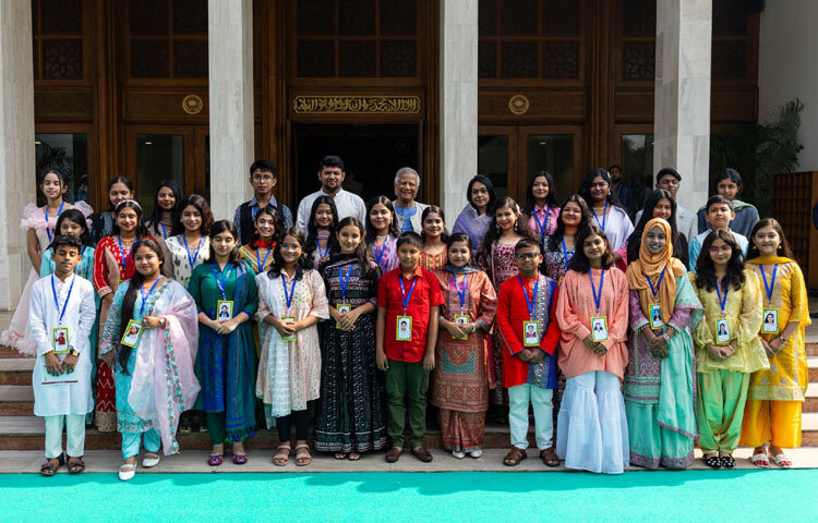 অনুষ্ঠানে প্রধান উপদেষ্টা ‘নতুন কুঁড়ি-২০২৫’ প্রতিযোগিতার ক শাখা চ্যাম্পিয়ন প্রিয়শী চক্রবর্তী ও খ শাখার চ্যাম্পিয়ন শুভমিতা তালুকদারের হাতে ক্রেস্ট, সার্টিফিকেট ও তিন লাখ টাকার পুরস্কার তুলে দেন।