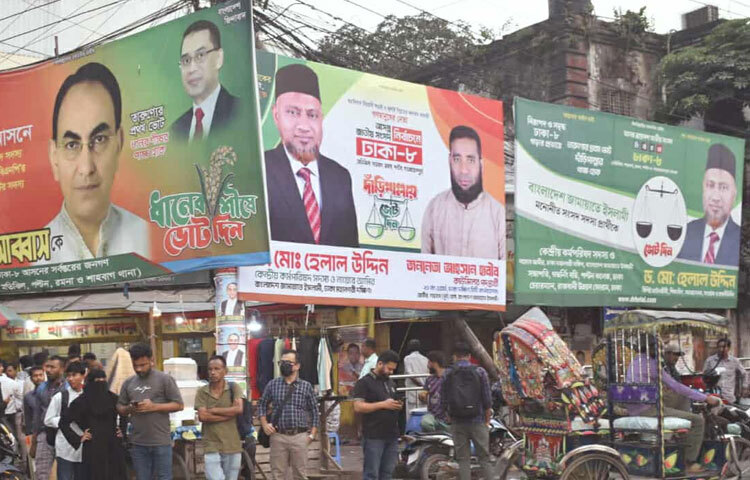ঢাকা উত্তর সিটি করপোরেশন (ডিএনসিসি) ও ঢাকা দক্ষিণ সিটি করপোরেশনের (ডিএসসিসি) সংশ্লিষ্টরা বলছেন, শহরে অধিকাংশ ব্যানার, পোস্টার, ফেস্টুন, বিলবোর্ড বিভিন্ন রাজনৈতিক দলের নেতাকর্মীদের। এগুলো অপসারণ করতে বিভিন্ন সময় অভিযান চালিয়েছে সিটি করপোরেশন। কিন্তু তারপরও যত্রতত্র পোস্টার লাগানোর প্রবণতা কমছে না।