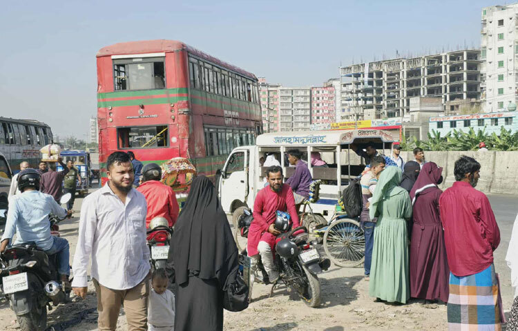 জেলা অতিরিক্ত পুলিশ সুপার (অপরাধ ও অপারেশন) তারেক আল মেহেদী বলেন, রায়কে ঘিরে যে কোনো নাশকতা ও অপ্রীতিকর পরিস্থিতি এড়াতে মহাসড়কের বিভিন্ন পয়েন্টে ৯টি চেকপোস্ট, জেলাজুড়ে ২৭টি পিকেট এবং ৪২টি মোবাইল টিম থাকবে। সব মিলিয়ে দিনেরবেলায় ৪ শতাধিক এবং রাতের বেলায় সাড়ে ৪ শতাধিক পুলিশ সড়ক-মহাসড়কে মোতায়েন রয়েছে। মানুষের নিরাপত্তা নিশ্চিত করতে আমরা বদ্ধপরিকর।