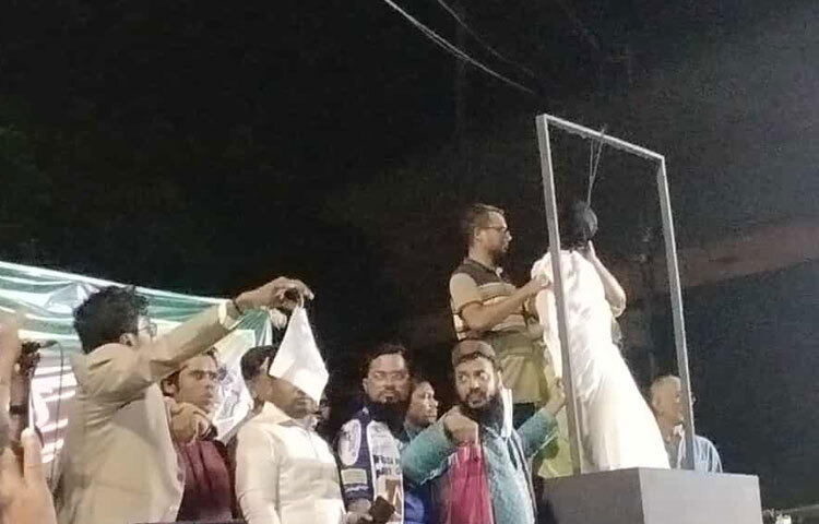 রাজধানীর শাহবাগে ক্ষমতাচ্যুত প্রধানমন্ত্রী শেখ হাসিনার ফাঁসি কার্যকরের প্রতীকী দৃশ্য মঞ্চায়ন করেছে মৌলিক বাংলা নামের একটি সংগঠন।