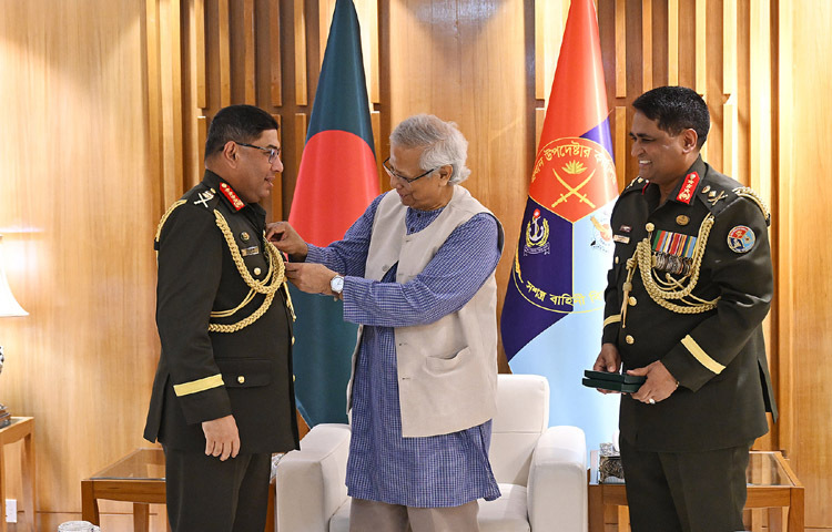 অন্তর্বর্তী সরকারের প্রধান উপদেষ্টা প্রফেসর ড. মুহাম্মদ ইউনূস আজ ঢাকা সেনানিবাসে সশস্ত্র বাহিনী দিবস উপলক্ষে সেনাবাহিনী প্রধান জেনারেল ওয়াকার-উজ-জামানকে ‌‘সেনাবাহিনী পদক’ প্রদান করেন। ছবি: পিআইডি