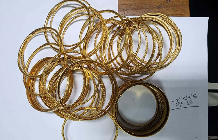 ২০০৭ সালের ৯ সেপ্টেম্বর দাখিল করা সম্পদ বিবরণীতে শেখ হাসিনা তিনটি লকারের উল্লেখ করেছিলেন কটি পূবালী ব্যাংক ও দুটি অগ্রণী ব্যাংকে। ওই বিবরণী পুনঃযাচাইয়ের অংশ হিসেবে কমিশনের অনুমোদনক্রমে গত ১৪ সেপ্টেম্বর অনুসন্ধানকারী কর্মকর্তা আদালতে লকার খোলার আবেদন করেন, যা মহানগর সিনিয়র স্পেশাল জজ আদালত গ্রহণ করেন।