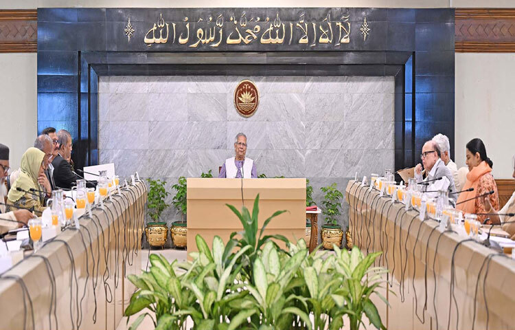 প্রধান উপদেষ্টা প্রফেসর মুহাম্মদ ইউনূস আজ ঢাকায় তেজগাঁওয়ে তার কার্যালয়ে উপদেষ্টা পরিষদের সভায় সভাপতিত্ব করেন। ছবি: পিআইডি