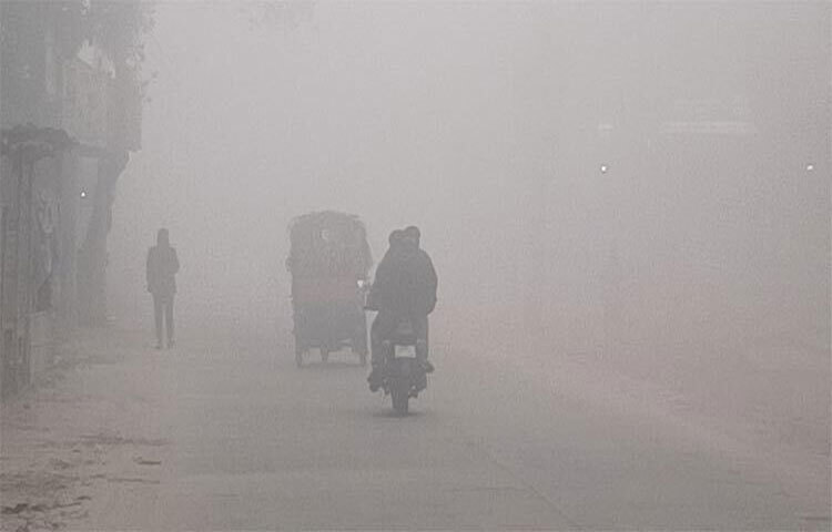 লালমনিরহাটে শীতের প্রকোপ বাড়তে শুরু করেছে। সোমবার (১ ডিসেম্বর) সকালে জেলায় সর্বনিম্ন তাপমাত্রা ১৩ দশমিক ৫ ডিগ্রি সেলসিয়াস রেকর্ড করা হয়েছে। ছবি: মহসীন ইসলাম শাওন