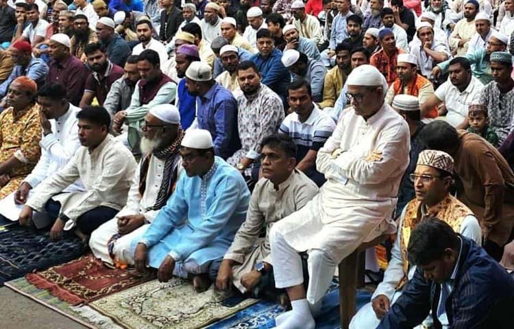 রাজধানীর এভারকেয়ার হাসপাতালের সিসিইউতে চিকিৎসাধীন বিএনপি চেয়ারপারসন বেগম খালেদা জিয়ার সুস্থতা কামনায় সারাদেশে বিশেষ দোয়া অনুষ্ঠিত হয়। আজ জুমার নামাজের পর দেশের সব মসজিদে বিএনপির উদ্যোগে এ দোয়া মাহফিলের আয়োজন করা হয়। ছবি: সংগৃহীত