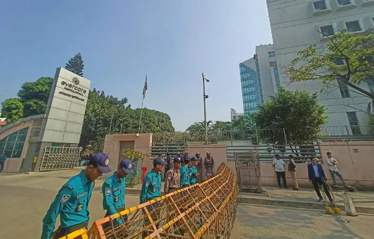 রাজধানীর এভারকেয়ার হাসপাতালের সামনে উৎসুক জনতার ভিড় না থাকলেও সতর্ক অবস্থানে থাকতে দেখা গেছে আইনশৃঙ্খলা রক্ষাকারী বাহিনীর সদস্যদের।