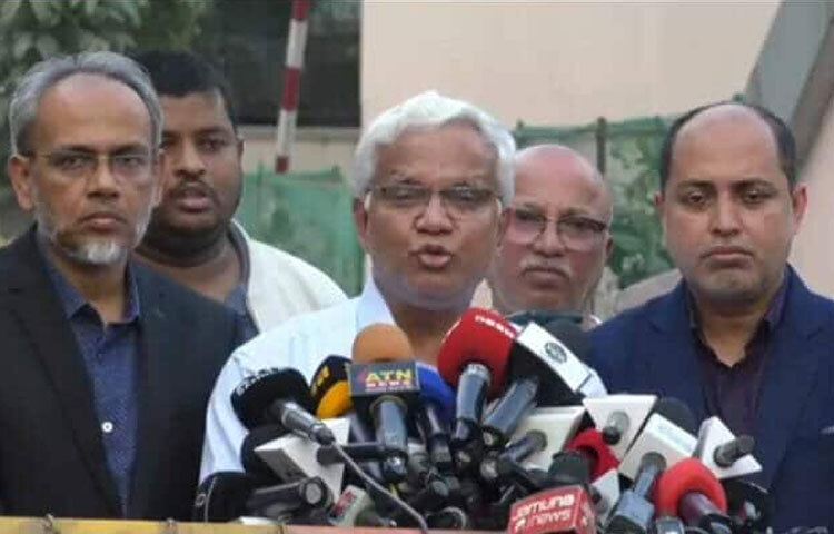 বিএনপি চেয়ারপারসন ও সাবেক প্রধানমন্ত্রী বেগম খালেদা জিয়ার বিদেশে উন্নত চিকিৎসার সম্ভাবনা এখন পুরোপুরিই নির্ভর করছে চিকিৎসায় নিয়োজিত মেডিকেল বোর্ডের চূড়ান্ত মতের ওপর। বোর্ড ‘সেফ টু ফ্লাই’ সার্টিফাই করলেই তাকে (খালেদা জিয়া) দ্রুততম সময়ে লন্ডনে নেওয়ার প্রস্তুতি রয়েছে বলে জানিয়েছেন তার ব্যক্তিগত চিকিৎসক এবং বিএনপির স্থায়ী কমিটির সদস্য ডা. এজেডএম জাহিদ হোসেন।