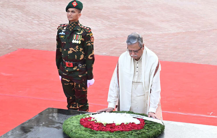 ঢাকায় মিরপুরে শহীদ বুদ্ধিজীবী স্মৃতিসৌধে পুষ্পস্তবক অর্পণ করেন শহীদ বুদ্ধিজীবী দিবস উপলক্ষে রাষ্ট্রপতি মো. সাহাবুদ্দিন। ছবি: পিআইডি