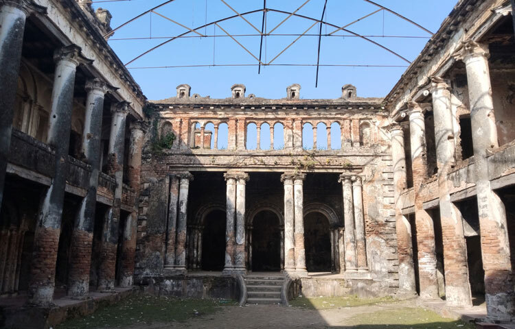 তেওতা জমিদারবাড়িতে প্রবেশ করতে প্রথমেই চোখে পড়ে কাচারি ঘর। এখানে জমিদাররা ব্যবসার হিসাব করতেন। এ ছাড়া যদি কেউ দেখা করতে আসতেন; তখন জমিদাররা তাদের সাথে দেখা করতেন। ঘরটি এখন জরাজীর্ণ ভবনে পরিণত হয়েছে। ওপরের চালা খুলে পড়ছে।