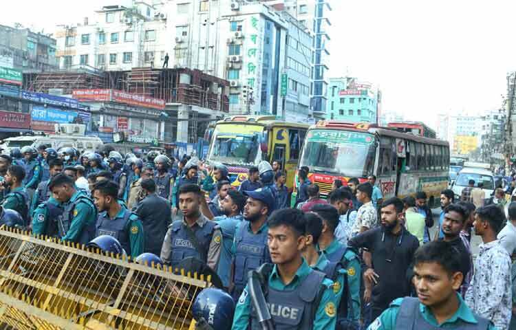 লং মার্চটি নির্ধারিত গন্তব্যে যাওয়ার আগেই আইনশৃঙ্খলা রক্ষাকারী বাহিনী দুই পাশের রাস্তায় ব্যারিকেড স্থাপন করে। এতে পুরো এলাকায় যান চলাচল কার্যত বন্ধ হয়ে পড়ে।
