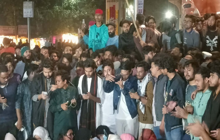 নাহিদ ইসলাম বলেন, আমরা জানি- আমরা যুদ্ধের মধ্যে আছি। শরিফ ওসমান হাদিকে গুলি করে হত্যা করার মাধ্যমে বাংলাদেশের বিরুদ্ধে, জুলাই গণঅভ্যুত্থানের বিরুদ্ধে যুদ্ধ ঘোষণা করা হয়েছে। আমরা যুদ্ধের জন্য প্রস্তুত।