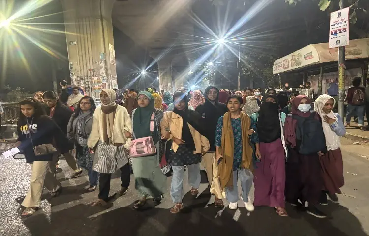 ওসমান হাদির মৃত্যুতে গভীর ক্ষোভ ও শোক প্রকাশ করে ঢাকা বিশ্ববিদ্যালয়ের বিভিন্ন নারী হল থেকে বিক্ষোভ-মিছিল বের করেছেন শিক্ষার্থীরা।