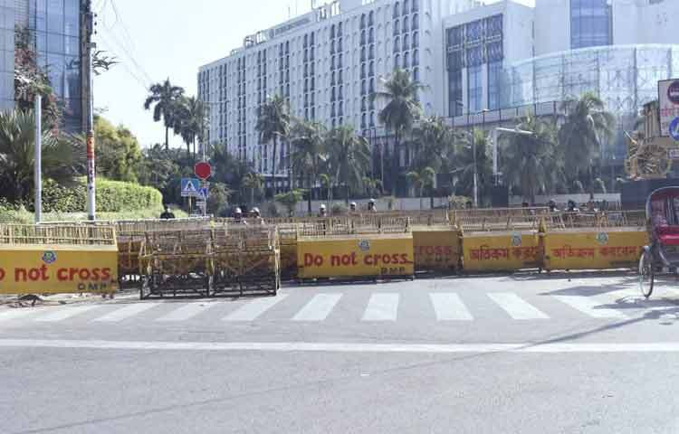 তার মৃত্যুর প্রতিবাদে রাজধানীসহ দেশের বিভিন্ন জেলায় ছাত্র-জনতাসহ একাধিক রাজনৈতিক সংগঠন বিক্ষোভ মিছিল বের করে। অনেক জায়গায় সড়ক অবরোধ ও সংক্ষিপ্ত সমাবেশ অনুষ্ঠিত হয়। বিক্ষোভকারীরা শরিফ ওসমান হাদির মৃত্যুর সঠিক কারণ উদঘাটন ও দায়ীদের জবাবদিহির দাবি জানান। বিভিন্ন স্লোগানে তারা ক্ষোভ প্রকাশ করেন এবং বিষয়টিকে গুরুত্বের সঙ্গে দেখার আহ্বান জানান সরকারের প্রতি। চলমান বিক্ষোভ পরিস্থিতির প্রেক্ষাপটে রাজধানীতে নিরাপত্তা জোরদার করা হয়েছে।