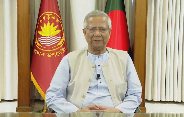 প্রধান উপদেষ্টা প্রফেসর ড. মুহাম্মদ ইউনূস গতকাল রাতে জুলাই গণ-অভ্যুত্থানের সম্মুখসারির অকুতোভয় যোদ্ধা ও ইনকিলাব মঞ্চের মুখপাত্র শরিফ ওসমান হাদির মৃত্যুতে টেলিভিশনে জাতির উদ্দেশ্যে ভাষণ দেন। ছবি: পিআইডি