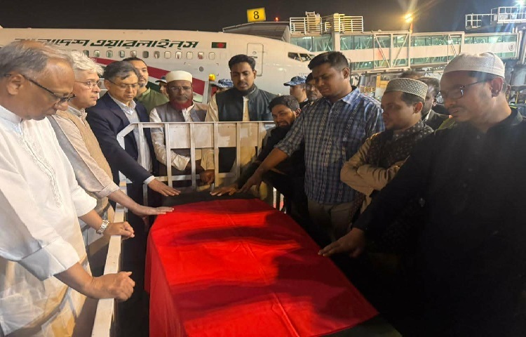 শহীদ ওসমান হাদিকে কবি নজরুলের পাশে সমাহিত করার সিদ্ধান্ত নেওয়া হয়েছে। পরিবারের দাবিতেই এই সিদ্ধান্ত নেওয়া হয়েছে বলে জানিয়েছে ইনকিলাব মঞ্চ।