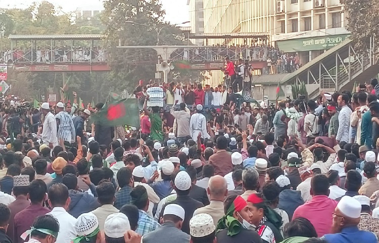 বিক্ষোভকারীদের দাবি হত্যাকাণ্ডে জড়িতদের দ্রুত গ্রেফতার ও দৃষ্টান্তমূলক শাস্তি নিশ্চিত করতে হবে এবং আইনশৃঙ্খলা পরিস্থিতি নিয়ন্ত্রণে ব্যর্থতার দায় নিয়ে স্বরাষ্ট্র উপদেষ্টাকে পদত্যাগ করতে হবে।