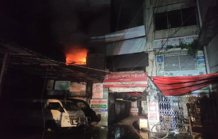 তিনি জানান, তোপখানায় বাংলাদেশ উদীচী শিল্পীগোষ্ঠীর ঢাকা অফিসে আগুন লাগার খবরে ফায়ার সার্ভিসের চার ইউনিট ঘটনাস্থলে পৌঁছে আগুন নিয়ন্ত্রণে কাজ করছে।