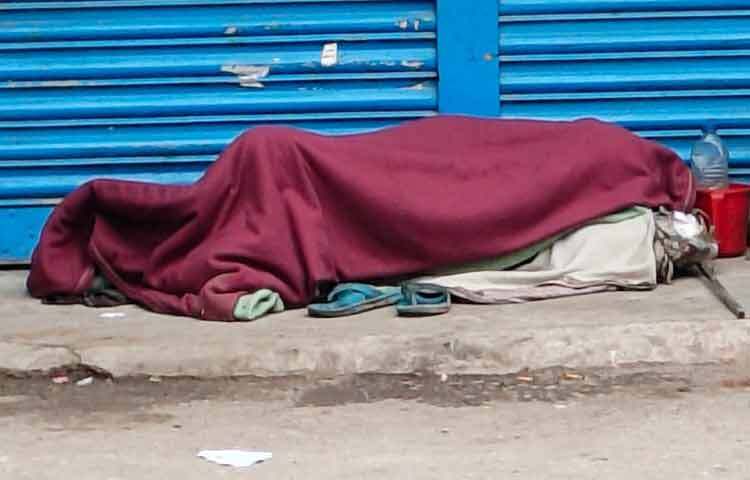 সকাল ১০ টা পর্যন্ত জেলায় সূর্যের মুখ দেখা যায়নি। অন্যদিকে খড়কুটো জ্বালিয়ে শীত নিবারণের চেষ্টা করতে দেখা গেছে মানুষজনকে। ১ ডিসেম্বর থেকে আজ পর্যন্ত দিনাজপুরে তাপমাত্রা ১০ থেকে ১৩ দশমিক ৭ ডিগ্রির মধ্যে ওঠানামা করছে। এতে করে বিপাকে পরেছেন দিনাজপুরের বাসিন্দারা।