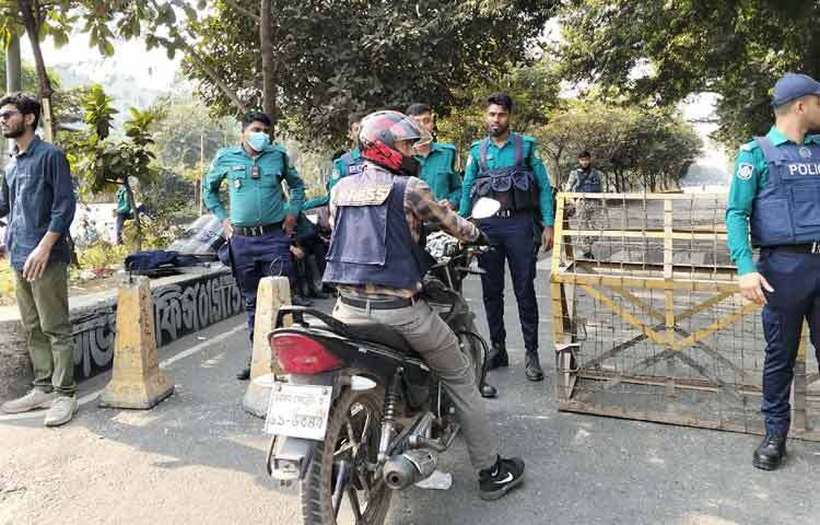 ওসমান হাদির জানাজায় অংশ নিতে সকাল থেকেই দেশের বিভিন্ন প্রান্ত থেকে আসছে মানুষ।