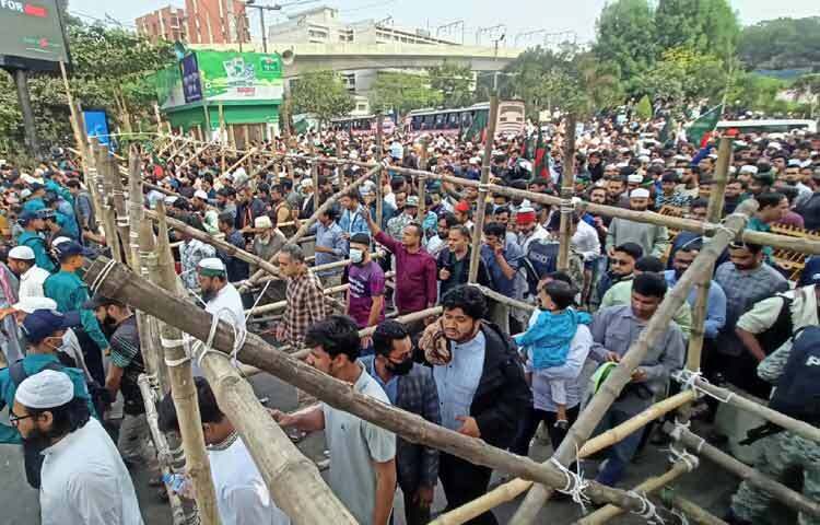 এদিকে জানাজায় অংশ নিতে আসা মানুষদের চেক করতে হিমশিম খাচ্ছে আইনশৃঙ্খলা বাহিনীও।