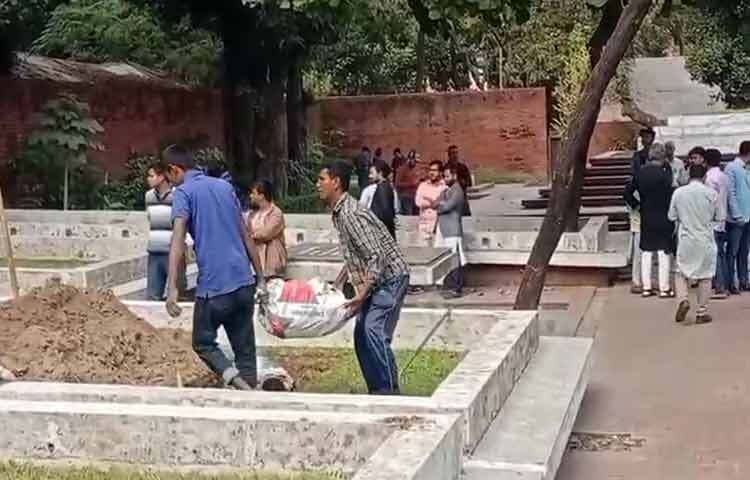 এর আগে, ঢাবির সিন্ডিকেট সভায় ওসমান হাদির দাফনের স্থান হিসেবে জাতীয় কবি কাজী নজরুল ইসলামের সমাধি প্রাঙ্গণ নির্ধারণ করা হয়।