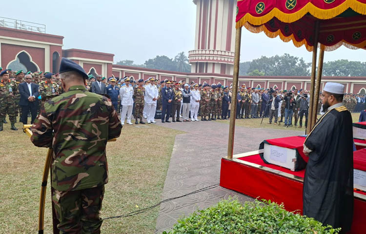 সুদানে জাতিসংঘ শান্তিরক্ষা মিশনে সন্ত্রাসী হামলায় নিহত ৬ বাংলাদেশি শান্তিরক্ষীর জানাজা সম্পন্ন হয়েছে। আজ সকাল সাড়ে ৯টার দিকে ঢাকা সেনানিবাসের কেন্দ্রীয় সেনা মসজিদ প্রাঙ্গণে তাদের নামাজে জানাজা অনুষ্ঠিত হয়। ছবি: জাগো নিউজ