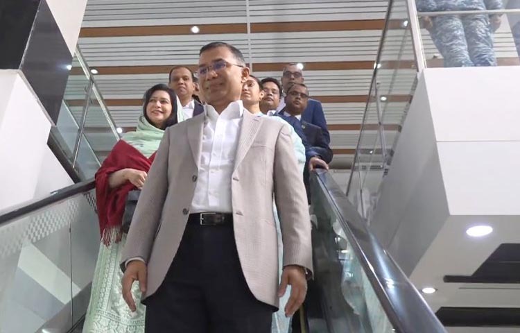 তারেক রহমানের প্রত্যাবর্তন উপলক্ষে রাজধানীর পূর্বাচলের ৩০০ ফিট এলাকায় গণসংবর্ধনার আয়োজন করেছে বিএনপি। প্রিয় নেতাকে অভ্যর্থনা জানাতে নেতাকর্মীদের ঢল নেমেছে রাজধানীর পথে পথে।