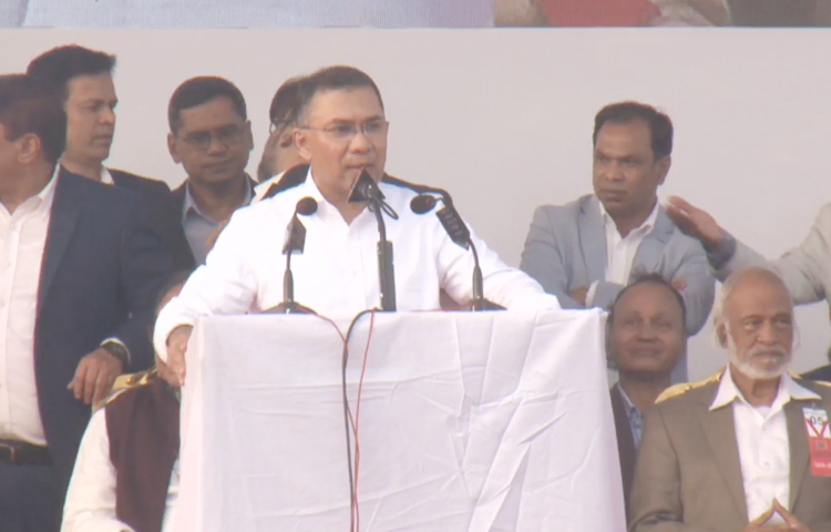 আল্লাহ রাব্বুল আলামিনের অশেষ রহমতে প্রিয় মাতৃভূমিতে ফিরে আসতে পেরেছেন বলে মন্তব্য করেছেন বিএনপির ভারপ্রাপ্ত চেয়ারম্যান তারেক রহমান। আজ বিকেলে রাজধানীর ৩০০ ফিট সড়কে গণসংবর্ধনা মঞ্চে এ মন্তব্য করেন তিনি। ছবি: সংগৃহীত