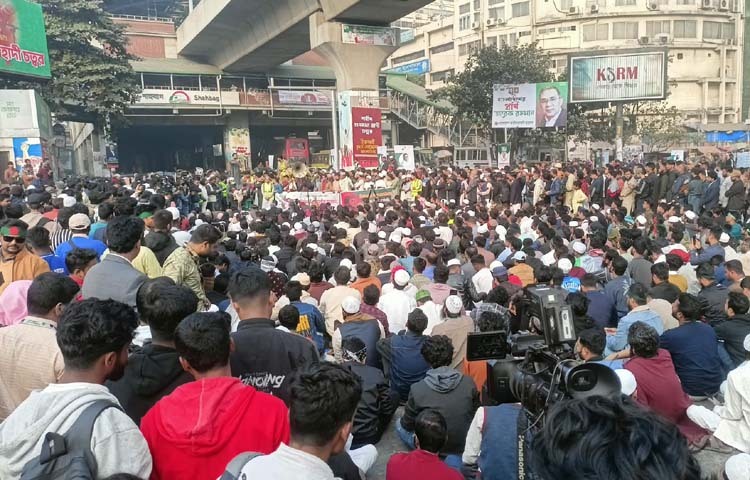 ইনকিলাব মঞ্চের মুখপাত্র শহীদ শরিফ ওসমান হাদি হত্যার বিচারের দাবিতে রাজধানীর শাহবাগ মোড় অবরোধ করা হয়েছে। সেখানে শিক্ষার্থী-জনতার ঢল নেমেছে। তারা হত্যাকাণ্ডের সুষ্ঠু তদন্ত, দোষীদের দ্রুত গ্রেফতার ও দৃষ্টান্তমূলক শাস্তির দাবি তুলেছেন। আজ ২৬ ডিসেম্বর জুমার নামাজের পর ঢাকা বিশ্ববিদ্যালয় (ঢাবি) কেন্দ্রীয় মসজিদ থেকে বিক্ষোভ মিছিল নিয়ে শাহবাগ এসে অবস্থান নেন। সময় বাড়ার সঙ্গে সঙ্গে ব্যাপক জনসমাগম সৃষ্টি হতে থাকে। ছবি: জাগো নিউজ