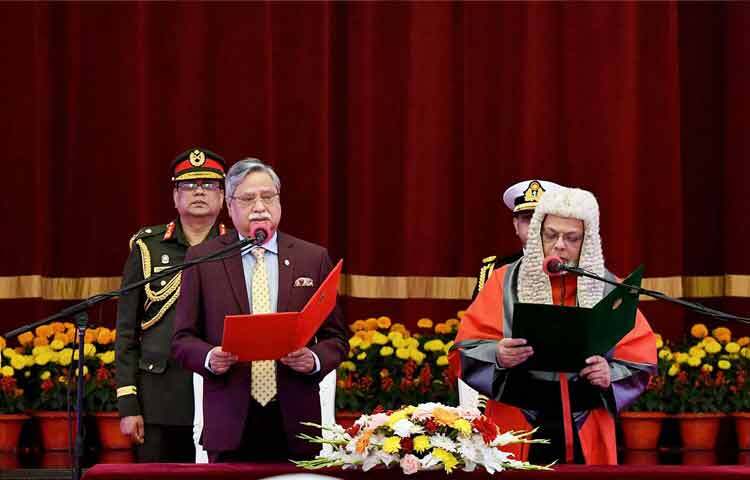 রাষ্ট্রপতি মো. সাহাবুদ্দিন ঢাকায় বঙ্গভবনের দরবার হলে সুপ্রিম কোর্টের আপিল বিভাগের নবনিযুক্ত প্রধান বিচারপতি জুবায়ের রহমান চৌধুরীকে শপথবাক্য পাঠ করান। ছবি: পিআইডি