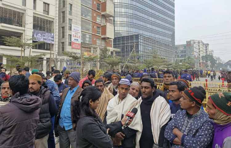 প্রিয় ম্যাডামকে একনজর দেখতেই তাদের এই অপেক্ষা।