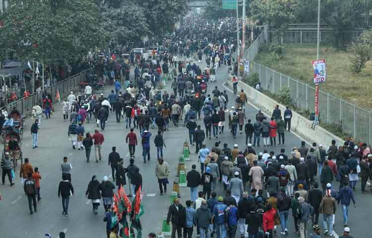 চারদিকে কুয়াশাজড়ানো তীব্র শীত উপেক্ষা করেও মানিক মিয়া অ্যাভিনিউ ও আশেপাশের এলাকায় মানুষের ঢল নেমেছে।