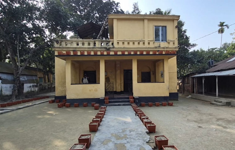 দীর্ঘ ১৯ বছর পর পৈতৃক ভিটায় পা রাখতে যাচ্ছেন বিএনপির ভারপ্রাপ্ত চেয়ারম্যান তারেক রহমান। তার এই আগমনকে ঘিরে উত্তরবঙ্গের এই জনপদে বইছে উৎসবের আমেজ। বিশেষ করে জিয়া পরিবারের আদি নিবাস ‘জিয়া বাড়ি’ সংস্কার ও সৌন্দর্যবর্ধনের কাজে এখন ব্যস্ত সময় পার করছেন নেতাকর্মীরা। ছবি: জাগো নিউজ