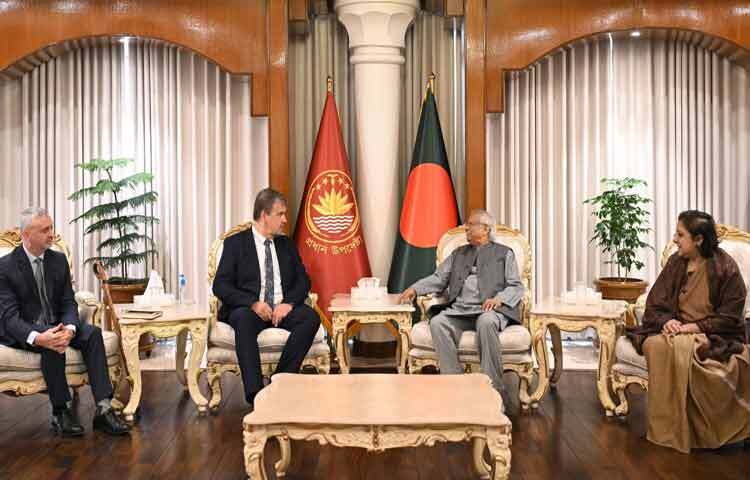 রাষ্ট্রীয় অতিথি ভবন যমুনায় প্রধান উপদেষ্টা অধ্যাপক মুহাম্মদ ইউনূসের সঙ্গে সাক্ষাৎ করেন ইউরোপীয় ইউনিয়ন নির্বাচন পর্যবেক্ষণ মিশনের (ইইউ ইওএম) প্রধান পর্যবেক্ষক ইভারস ইজাবস। ছবি: সিএ প্রেস উইং