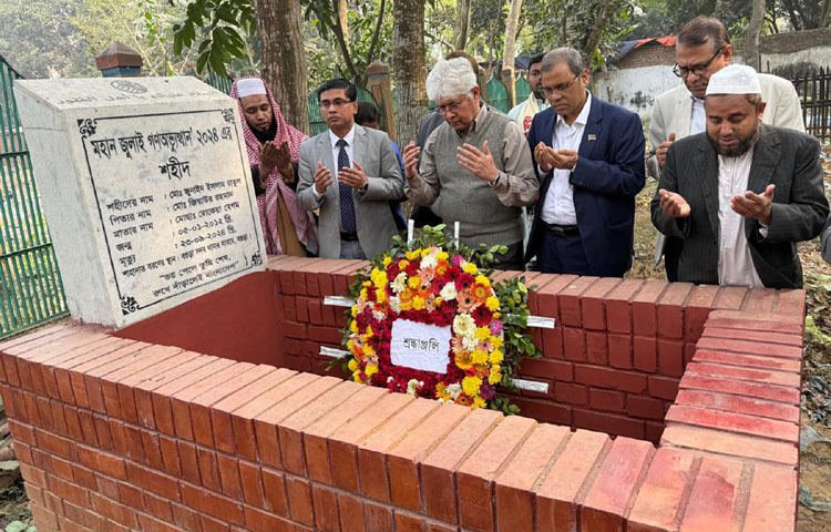 স্থানীয় সরকার, পল্লী উন্নয়ন ও সমবায় উপদেষ্টা আদিলুর রহমান খান আজ বগুড়ায় জুলাই গণঅভ্যুত্থানে শহীদ মো. জুনাইদ ইসলাম রাতুলের কবর জিয়ারত শেষে মোনাজাতে অংশ নেন। ছবি: পিআইডি